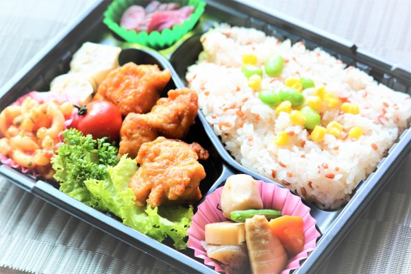 週替わりおこわ唐揚げランチ